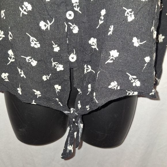 So large floral blouse button-down ties at waist - Picture 4 of 7